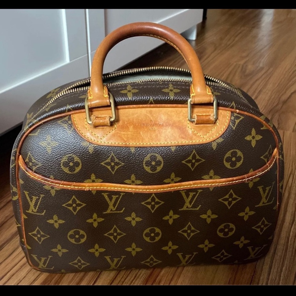 SOLD Louis Vuitton